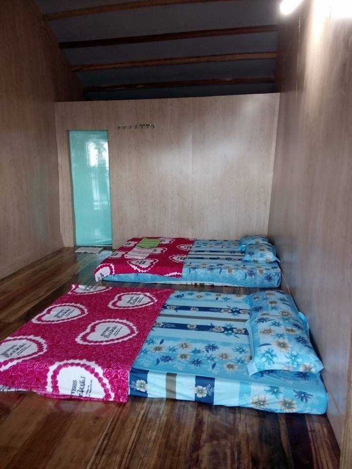 Nhà nghỉ Bãi Nồm Bình Ba có phòng gường đôi và gường đơn để du khách chọn lựa.