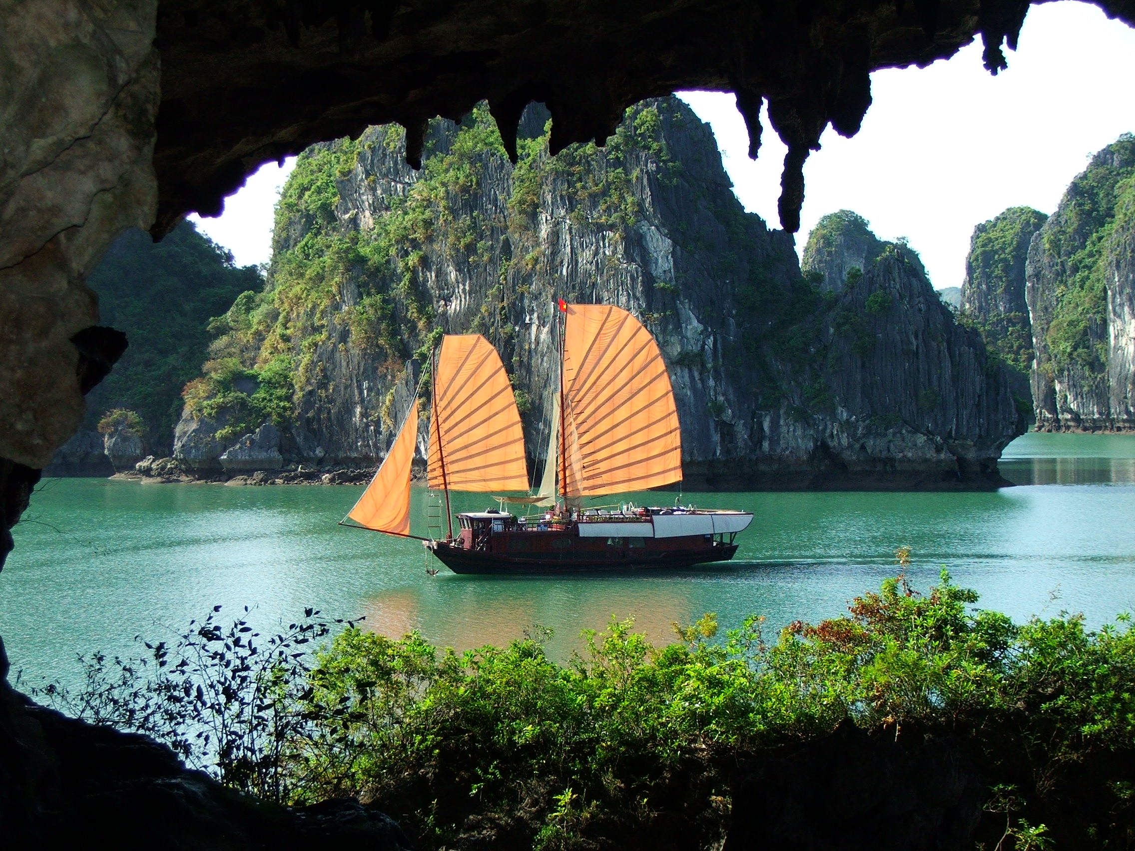 Tour Nghỉ thuyền Vịnh Hạ Long 